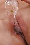 年轻的 拉丁 贝贝 抽 小猫 鞘 她的 少女 公鸡 淇淋 吸引了 要 一个 玻璃