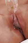 युवा लैटिन बेब पंप किट्टी squirts उसके girly लंड क्रीम आकर्षित किया करने के लिए एक ग्लास