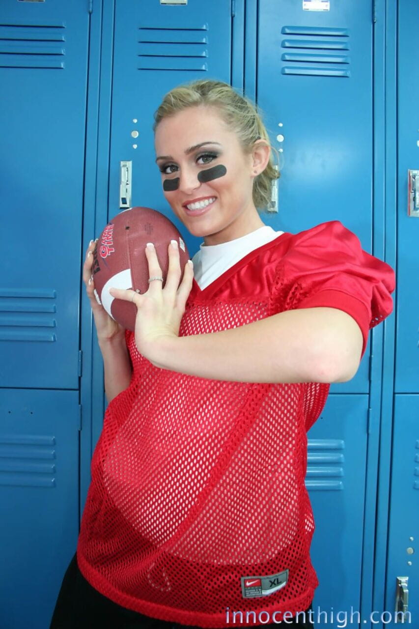 Привлекательная футболист рубиновый Райдер раздевается ее униформа в поза Голые в В шкафчик номер