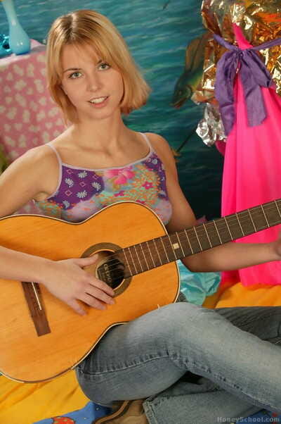 Beautiful youthful toys her inflexible wet crack subsequently strumming her guitar in boots