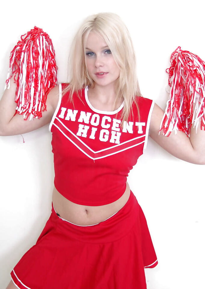 Schoolmeisje Cheerleader Kylee is een blond chicito Dat ding uitkleden voor ons