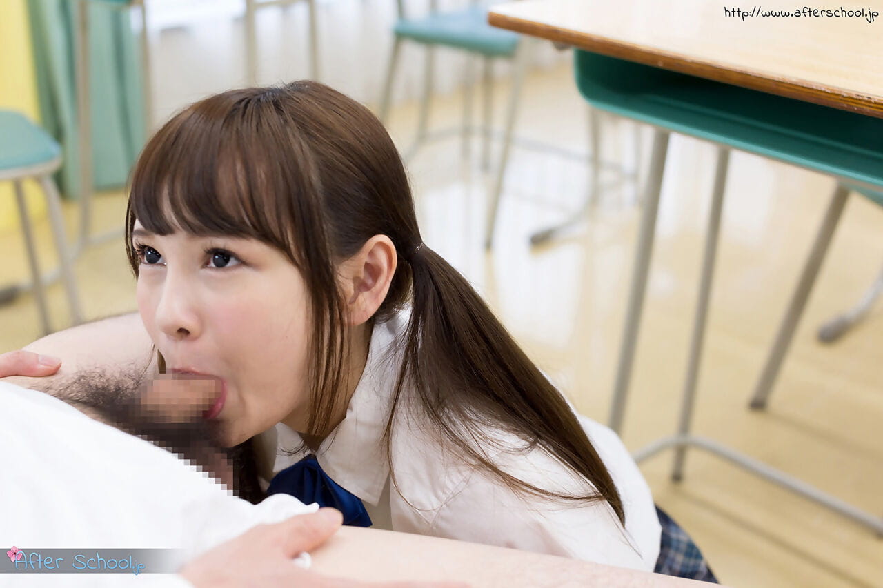 Miniatur Japanisch Schulmädchen Gewinne phallus Saft auf Ihr ZUNGE während die Zeit dass schlucken Ihr Lehrer phallus