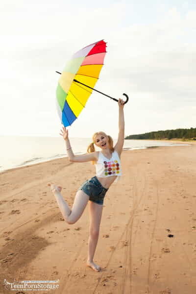 amateur op zoek blond puber Candy vingers haar ontuchtige gespleten op een Vruchteloze Strand