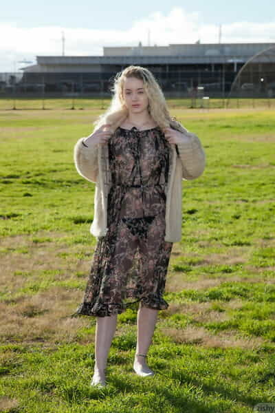किशोर वेरोनिका kricketsworld फैशन चमक उसके अंडरवियर whilst प्रस्तुत में उसके सरासर पोशाक