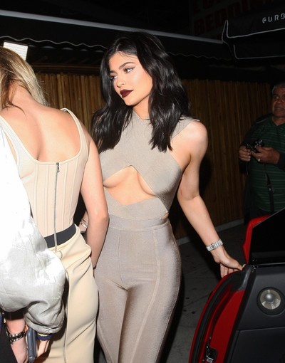 Kylie jenner braless showing underboobs and arse