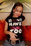 Miniatura oriental la reina Amai Liu desvestirse para la masturbación sesión