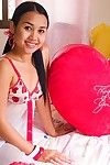 японский модель показывает Молоко Качает в странно Валентина День нательного белья