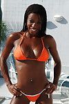 Afrykański gwiazda porno Alina Pokazując off napięta przez cały jabłko dna w w basen