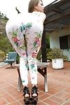 Fascinante puta en Elegante leggings desvestirse y exponer su subida de tono hendido en Cerca de hasta