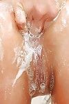 сексуальные Европейский деваха Кэти Небо мастурбирует ее темный отверстие в В Ванная комната
