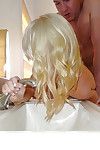 رائعة الذهبي الشعر نموذج Elaina راي تمتص و ينام مع A كبيرة عصا في على دش غرفة