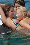Humide lesbiennes Babes Avec Excellent zeppelins Équitation sur Un ski jet dans des bikinis