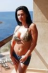 mooi Aletta oceaan staande outdoor op De Strand in bikini