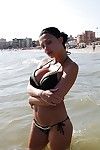 Schön Aletta ocean stehend outdoor auf die Strand in Bikini