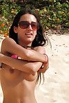 Verführerisch neunzehn Lesben hotties erotische Tanzen und streicheln jeder andere auf die Strand