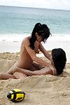 Seducente diciannove lesbiche hotties erotico danza e accarezzando ogni altri su il Spiaggia