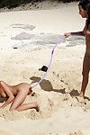 Seducente diciannove lesbiche hotties erotico danza e accarezzando ogni altri su il Spiaggia