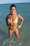 Latina cutie jóvenes Con Mayor montículos Samira posando en Caliente Bikini al aire libre
