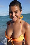 Latijn Cutie jong met Grootste terpen Samira poseren in hot bikini outdoor