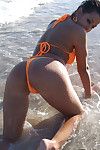 Latin Dễ thương trẻ với lớn nhất mounds Samira giả trong Nóng Bikini ngoài trời