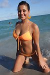 Latin Dễ thương trẻ với lớn nhất mounds Samira giả trong Nóng Bikini ngoài trời