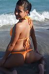 Latina cutie jóvenes Con Mayor montículos Samira posando en Caliente Bikini al aire libre