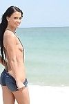 spogliarsi darling Kelly Diamante x è mostrando Il suo corpo su un Spiaggia
