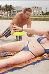 Extra weighed bikini milf Cameron touches accroché sur l' Plage et Vissé