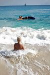 Nackt junge teen Alter Engel in Sonnenbrille Mit einige Mit profitieren aus auf die Strand