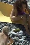 Perspired fata seduce un neonato lesbo scuro Marrone a il Spiaggia