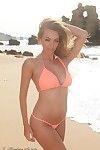 Aantrekkelijk fairy model erotische dansen in Bikini op De Strand