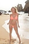 Atractivo De hadas modelo erótica el baile en Bikini en el Playa