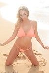 Atractivo De hadas modelo erótica el baile en Bikini en el Playa