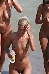 Nudista cutie juega en el agua y arena