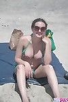 Boobsy Morena cabelo leva tomar banho de sol no público Praia