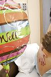 Sensual enfermera en Veruca james obtiene su calvo Piel pastel cavado raw
