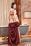 Smiley europees koningin wulpse zeep douche kamer en handballing haar gesloten ontuchtige gespleten