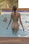 Glad lezzies neuken :Door: De zwembad