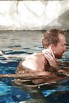 Non standard giovani Charlee Monroe ha un avid atto di amore a il A bordo piscina