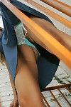 Atractivo gal en Alta tacón botas Mostrando off su sexy Pantalones al aire libre