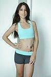 Miniatuur tit darling met een tattoo Alexa uitkleden haar Dieet Aantrekkelijk lichaam