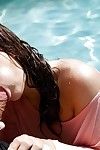cozida jovem principal timer Jojo tomar até com o língua entrega um cocksucking no natação piscina