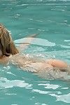 Bello cercando in nature\'s abito fata Capelli giovanile nuoto in il piscina e mostrando Il suo puffy amore gabbia Labbro