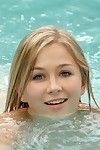 अच्छा देख में nature\'s वेश परी बालों वाली किशोर तैराकी में के पूल और दिखा रहा है उसके झोंके प्यार पिंजरे होंठ