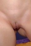 Sedutor escuro Brown hotty Nikki Bell mostra ela virgem como vaginal Crack fenda