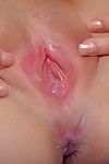 Seducente scuro Marrone hotty Nikki Bell mostra Il suo vergine come vaginale crack fessura