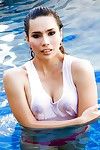 yapış yapış Japon shelady nueng görünür havuz yan içinde sırılsıklam tshirt ve Üstsüz