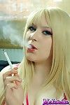 Élégant Or poil Floozy msinhale admire smokin\' cigarettes malgré l' fait u wat