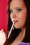 closeups ของ โคตร Infatuation หญิง msinhale inhaling คน สูบบุหรี่ จาก