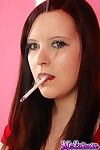 closeups ของ โคตร Infatuation หญิง msinhale inhaling คน สูบบุหรี่ จาก